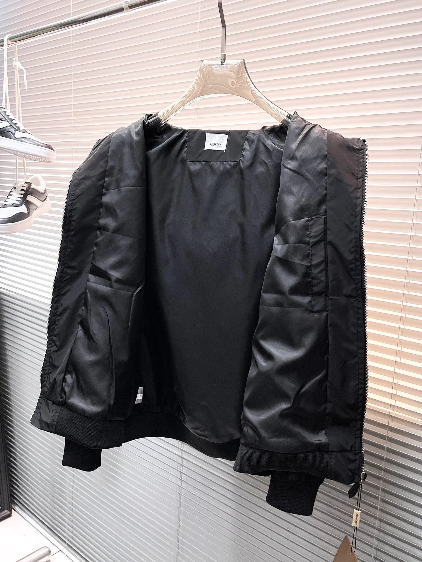 Baibaoli 2026 spring New Arrival jacket, new show product‼ The product is in perfect condition. It is comfortable and warm to wear on both sides. It has all three labels and the color is full and attractive. The design is very outstanding and can easily enhance the fashion sense. The workmanship is extremely sophisticated and rigorous, and the wiring is neat and meticulous! A masterpiece from a famous designer! The upper body does not look bloated and is super handsome! In Stock Sizes：M～XXXL